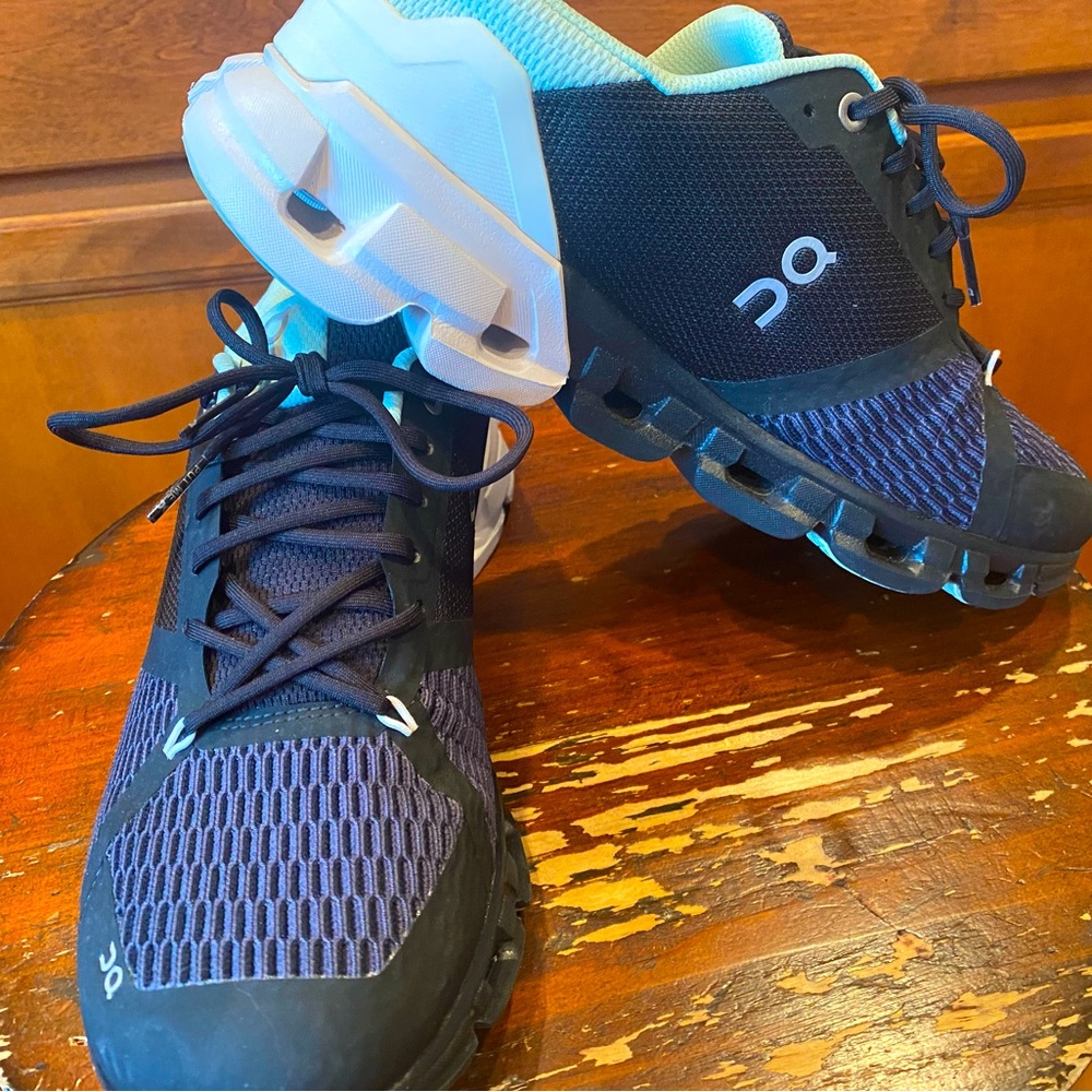 Women’s OnCloud Cloudflow Running Sneakers size 9.5 LIKE NEW